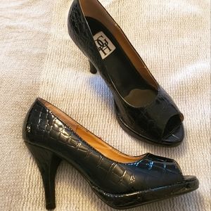 DGH black croco embossed vegan patent leather size 7 peeptoe platform pump heels